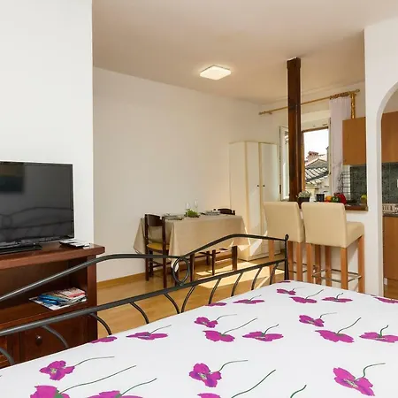 Studio Apartman Ela Apartment